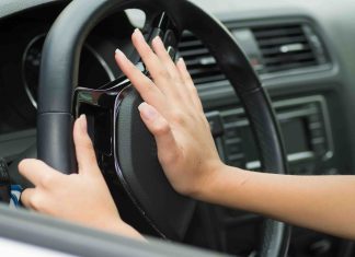 Conductrice Interpellée pour Excès de Vitesse et Permis Invalidé à Montpellier Montpellier : Elle klaxonne et double une voiture portable à la main, il s’agissait de policiers