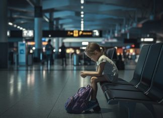 Une fillette française retenue à Orly : une situation illégale dénoncée Une enfant française de 11 ans libérée après avoir été retenue pendant 4 jours à l'aéroport d'Orly