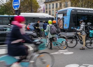 Paris : La zone à trafic limité entre en vigueur dans le centre dès lundi "C'est consternant": l'annonce de la ZTL passe difficilement auprès des Parisiens et de l'opposition