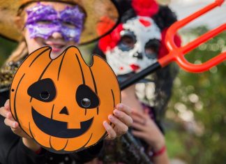 Alerte aux parents : des objets dangereux découverts dans des friandises d’Halloween Aiguilles, lame et cannabis: l'inspection des friandises d'Halloween recommandée