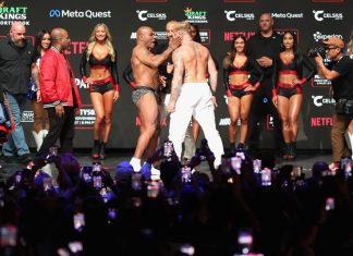 Mike Tyson gifle Jake Paul avant leur combat sur Netflix (VIDEO) Boxe : les images de la gifle de Mike Tyson à Jake Paul lors de leur ultime face-à-face avant leur combat