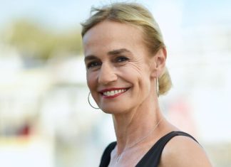 Sandrine Bonnaire et sa Maison en Bord de Mer : Un Refuge Familial en Normandie Sandrine Bonnaire et sa Maison en Bord de Mer : Un Refuge Familial en Normandie
