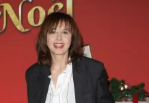 Valérie Bonneton : un cœur libre, un amour retrouvé Valérie Bonneton en couple avec un amour de jeunesse : “Je me fiche totalement du regard des autres”