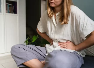 Quand un simple malaise révèle un cancer À 25 ans, elle pensait avoir une infection urinaire : ces 4 signes ont révélé un cancer du côlon avancé