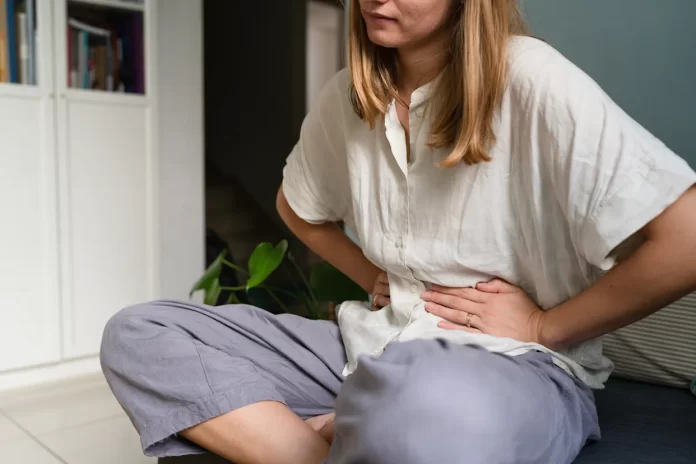 À 25 ans, elle pensait avoir une infection urinaire : ces 4 signes ont révélé un cancer du côlon avancé