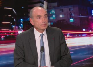 Jean-François Copé face à l’écran : un échange tendu qui secoue le débat politique en France C à Vous : Jean-François Copé perd son calme face à Patrick Cohen et on n’aimerait pas être à sa place
