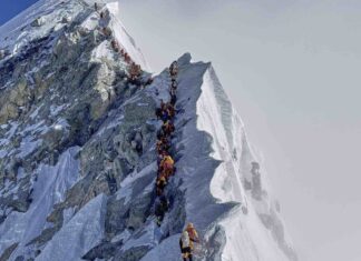 La course désespérée pour sauver les alpinistes pris au piège sur l’Everest Course contre-la-montre pour secourir des centaines d'alpinistes bloqués sur l'Everest après une violente tempête de neige