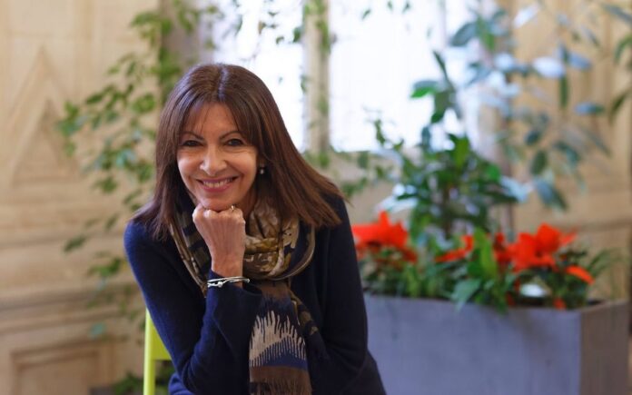 ”Je ne me sens pas cougar” : À 65 ans, Anne Hidalgo assume pleinement son couple avec un homme beaucoup plus jeune