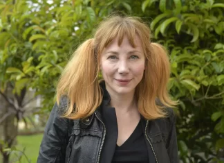 Sous les projecteurs et les ombres : le parcours singulier de Julie Depardieu Julie Depardieu “complexée” vis-à-vis de ses parents célèbres : “Je me suis longtemps contentée de...”