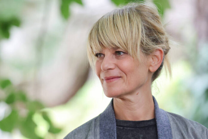 Marina Foïs attaquée après ses propos sur les migrants : polémique en direct sur TBT9