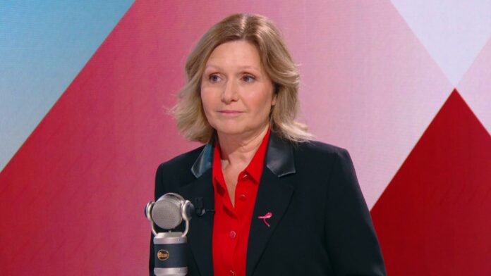 «Trop coûteuse» : Emmanuel Macron n'envisage pas de dissolution, selon Yaël Braun-Pivet